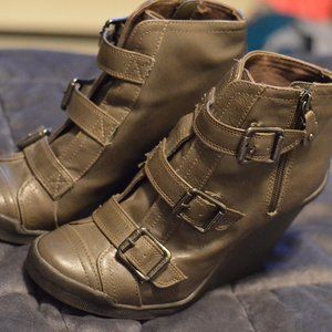 Simply Vera Olive Wedges